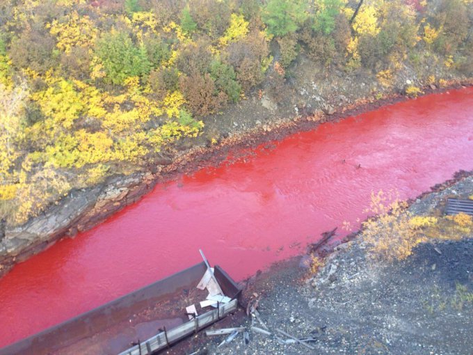 Река в России стала красной как кровь. Фото