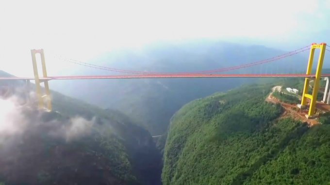 Китай завершил строительство самого высокого моста в мире. Видео