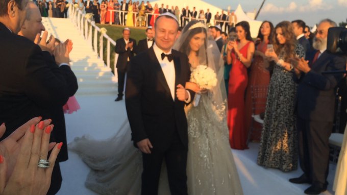 Ани Лорак и Вера Брежнева выступили на свадьбе российского олигарха
