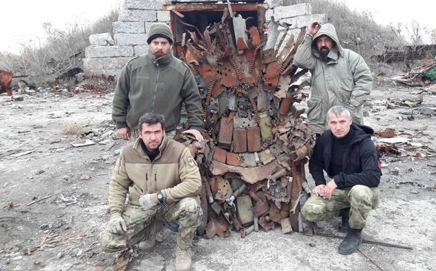 Украинские бойцы сделали Железный трон из остатков вражеской бронетехники