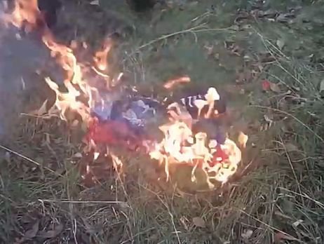 В окрестностях Донецка на «День флага ДНР» партизаны сожгли флаг сепаратистов. Видео