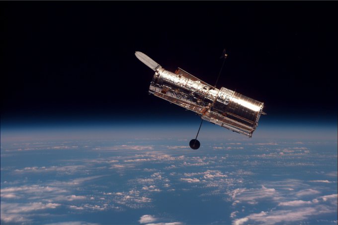 Телескоп «Хаббл» зафиксировал в космосе гигантские неопознанные объекты