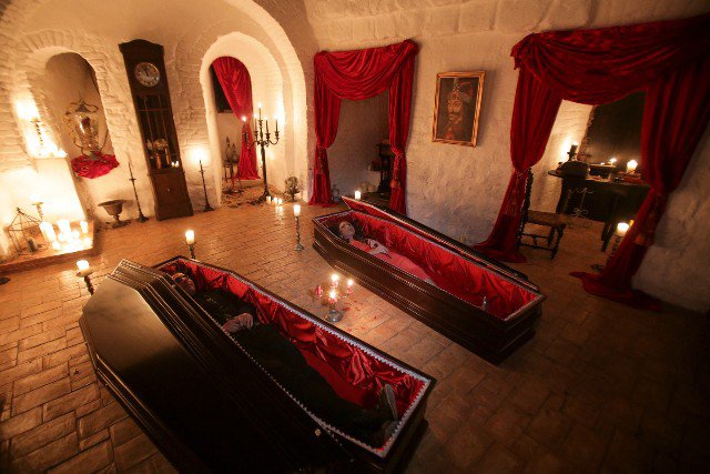 Искатели острых ощущений провели ночь Хэллоуина в гробах посреди замка Дракулы