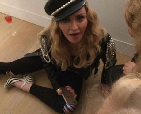 Пьяная Мадонна валялась на полу во время фотовыставки