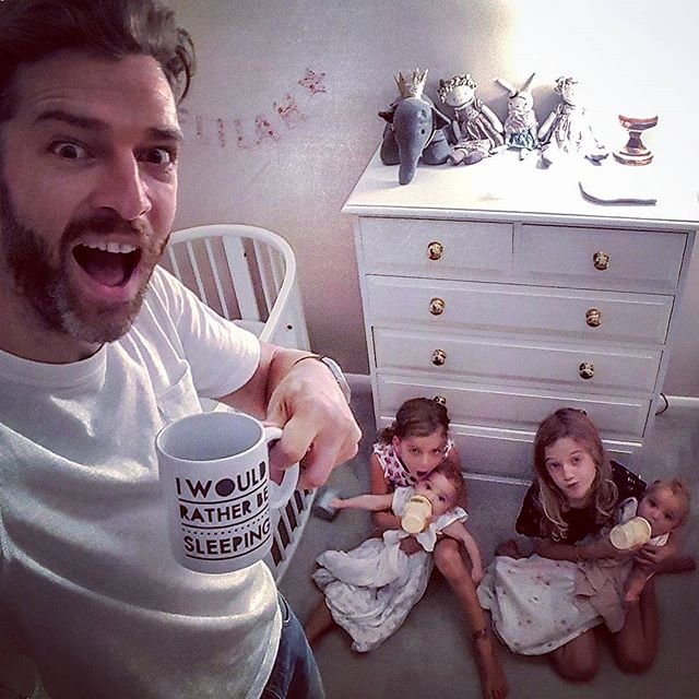 Отец четырех девочек становится мемом в соцсетях. Фото