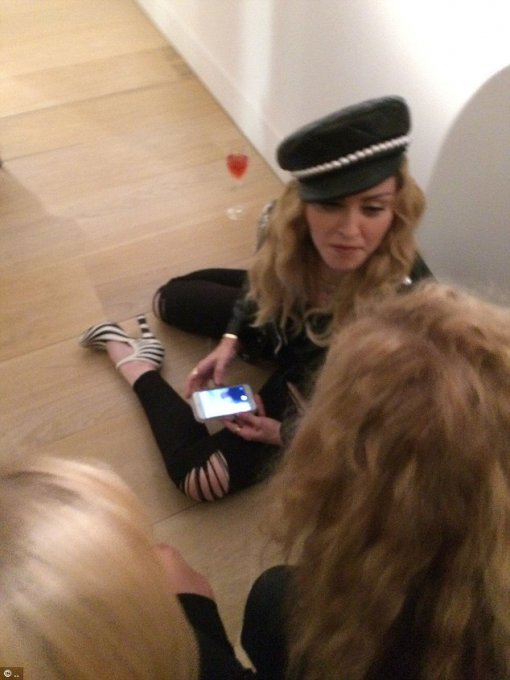Пьяная Мадонна валялась на полу во время фотовыставки