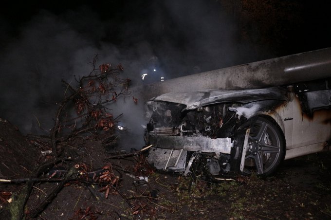 В Днепре автомобиль, который преследовала полиция, попал в ДТП и сгорел