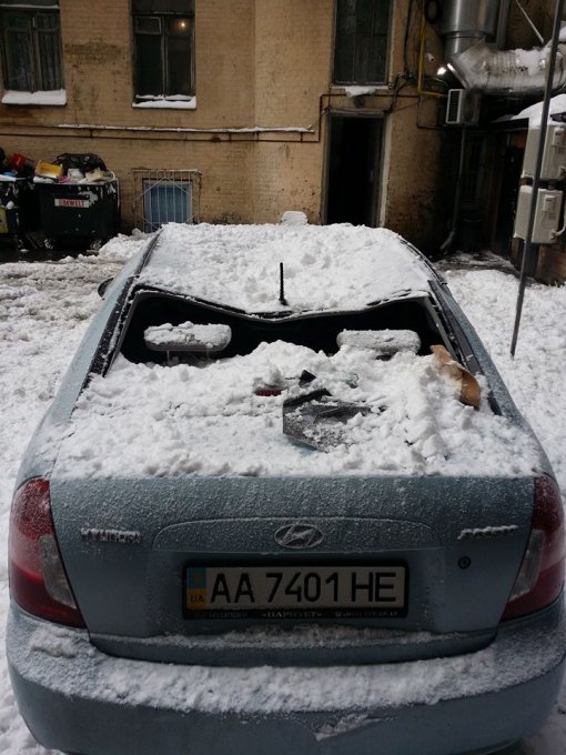 В Киеве огромная глыба снега придавила автомобиль
