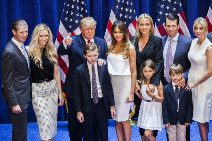 Трамп отказался перевозить семью в Белый дом