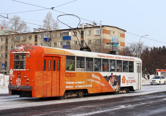 В России выпустили трамвай для экстремалов - с дырами в полу