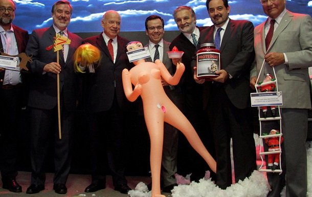 Министр экономики Чили вызвал скандал, получив нескромный подарок