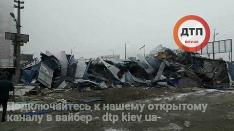 В Киеве более 100 человек снесли Харьковский строительный рынок