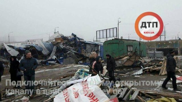 В Киеве более 100 человек снесли Харьковский строительный рынок