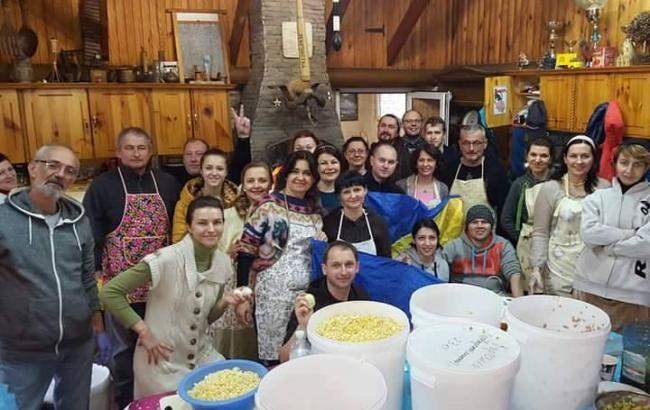 Жители Киева приготовили более 2,5 тонн салата Оливье для бойцов АТО