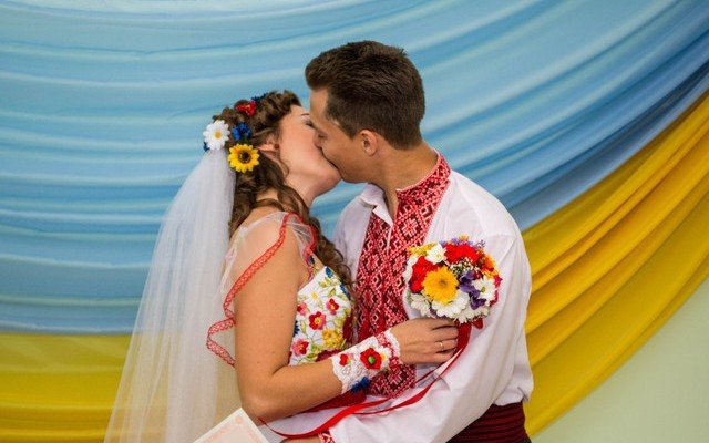 Кабмин разрешил ускоренную регистрацию браков еще в 8 городах Украины