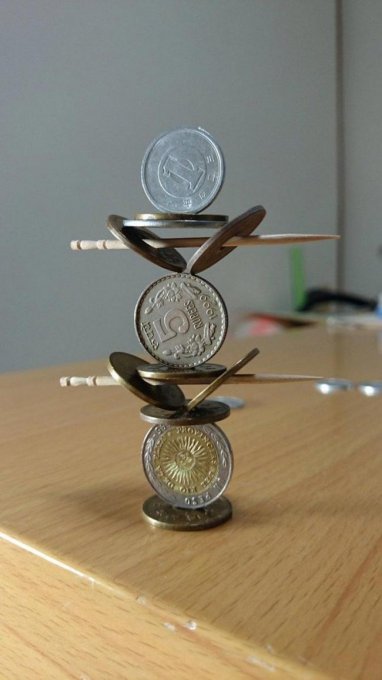 Фантастическая устойчивость - японец создает невероятные композиции из монет. Фото