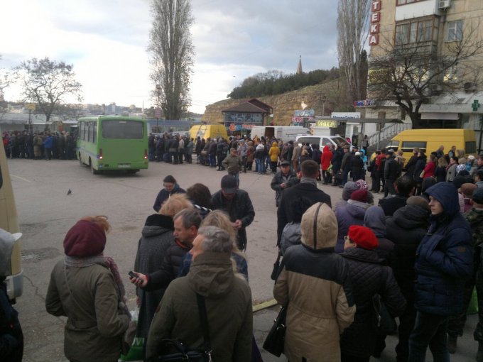Севастопольцы возмущены действиями оккупантов, нарушивших транспортное сообщение. Видео