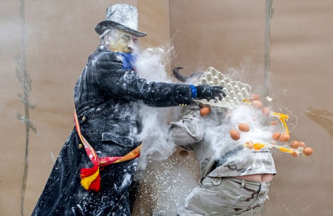 Ожесточенные бои с применением муки и яиц прошли в Испании. Фото