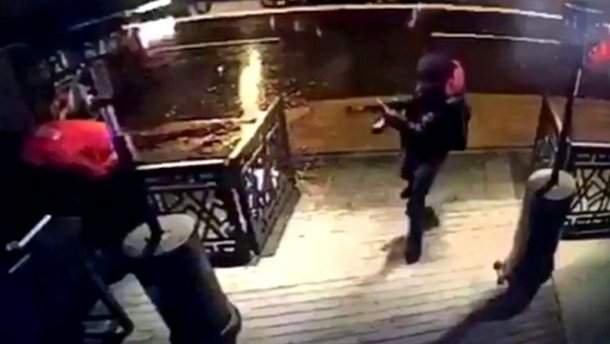 В Сети появились кадры расстрела отдыхающих в ночном клубе Стамбула. Видео