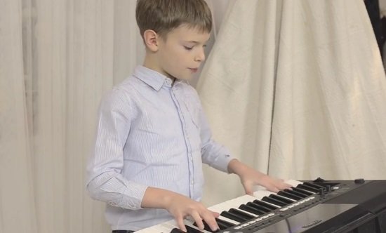8-летний музыкант из Ивано-Франковска покорил Сеть рождественской колядкой. Видео