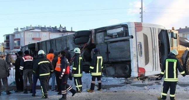 В Турции перевернулся школьный автобус: двое детей погибли на месте