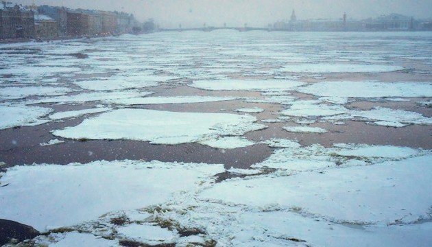 На Дунае замерз корабль, экипаж оказался заблокирован льдом. Видео