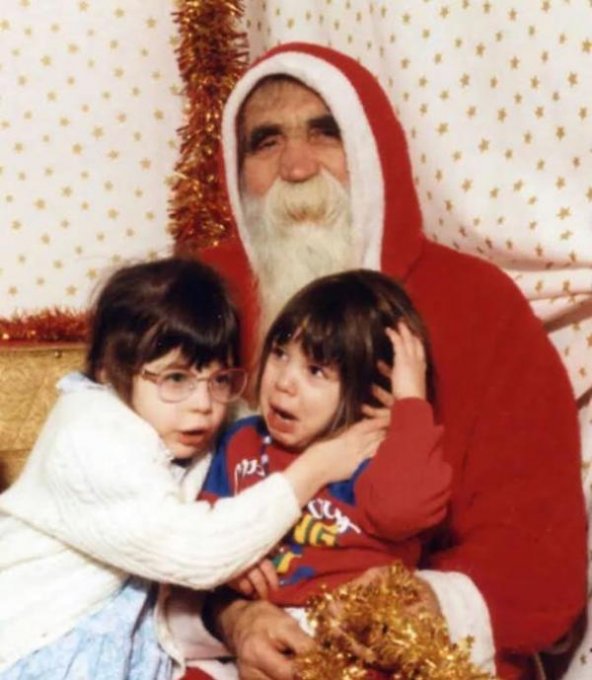 Дети, испугавшиеся Деда Мороза. Фото