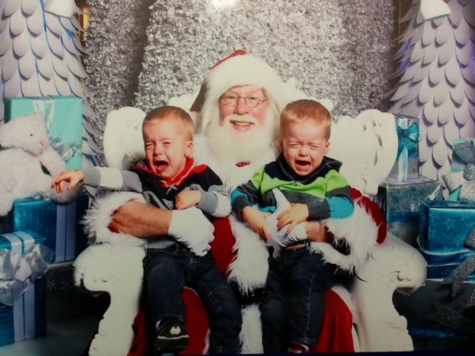 Дети, испугавшиеся Деда Мороза. Фото
