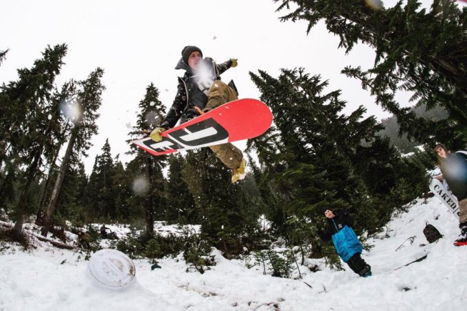 В Сети набирает популярность ролик со сноубордистом, попавшим в лавину. Видео