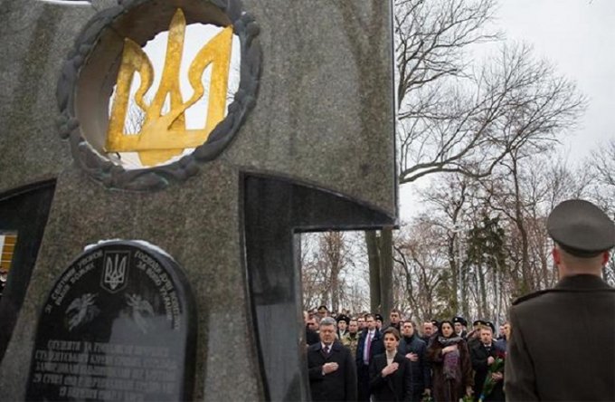 Президент Украины почтил память героев Крут