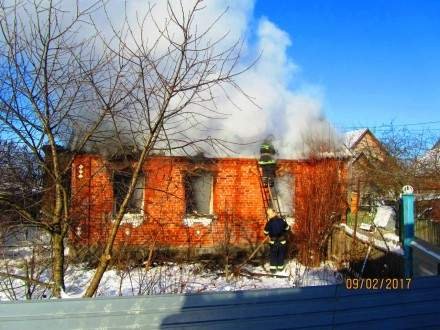 Неподалеку от Киева загорелся дом: спасатели обнаружили в нем два трупа