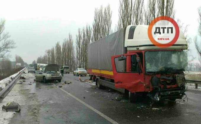 Кадры жуткой автокатастрофы под Киевом. Видео