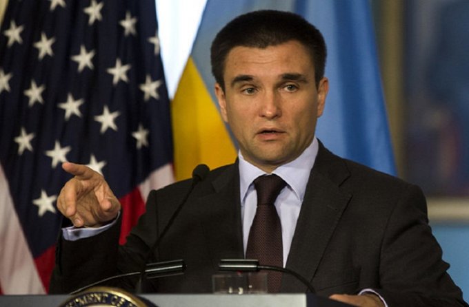 Глава украинского МИД не исключил возможность введения военного положения 