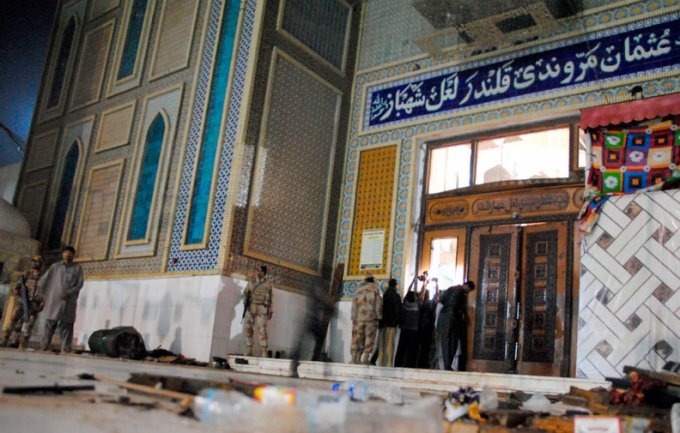 Террорист-смертник подорвал храм с прихожанами в Пакистане: сотни жертв