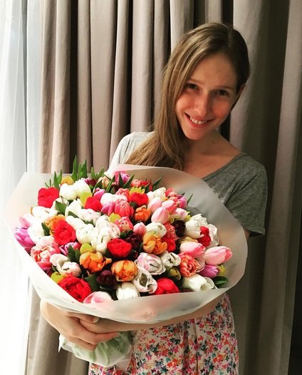 Катя Осадчая показала, как ее муж поздравил с праздником весны