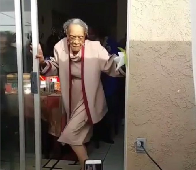 100-летняя бабуля зажгла на своем юбилее. Видео