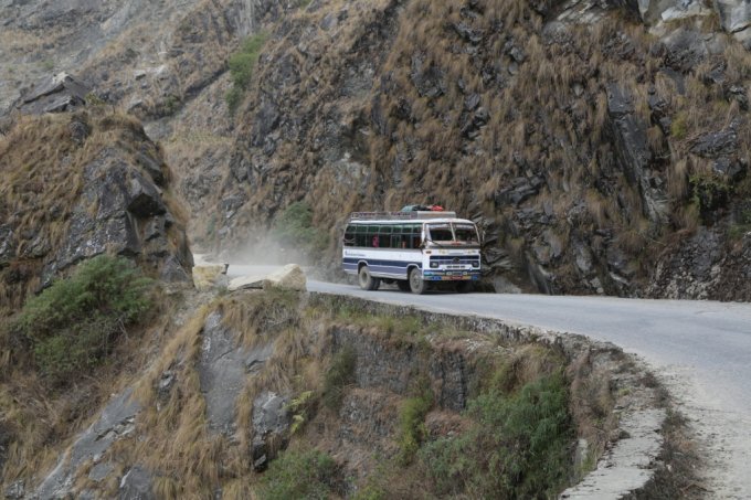 Трагедия в Непале: автобус с пассажирами сорвался с горы в пропасть
