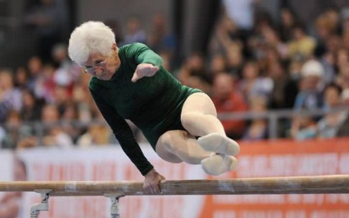 90-летняя гимнастка покорила пользователей Сети. Видео