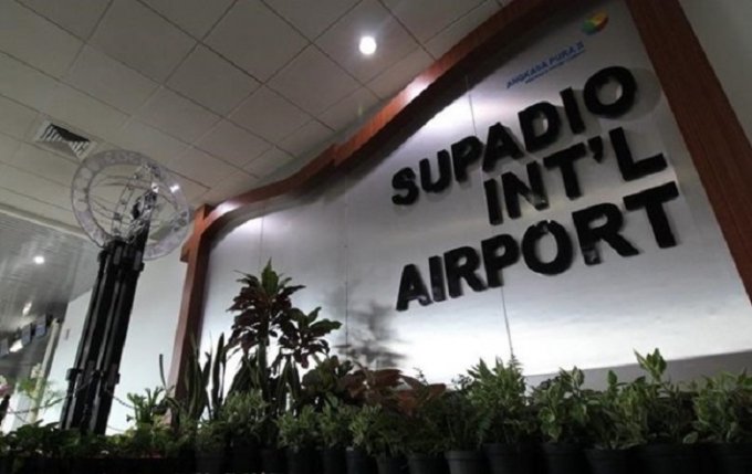 В аэропорту Индонезии обрушился потолок: пострадали люди. Видео