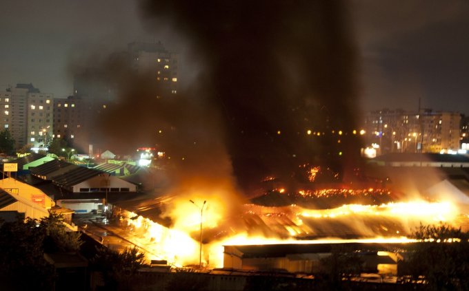 Названа главная причина пожара на окраине Киева. Видео
