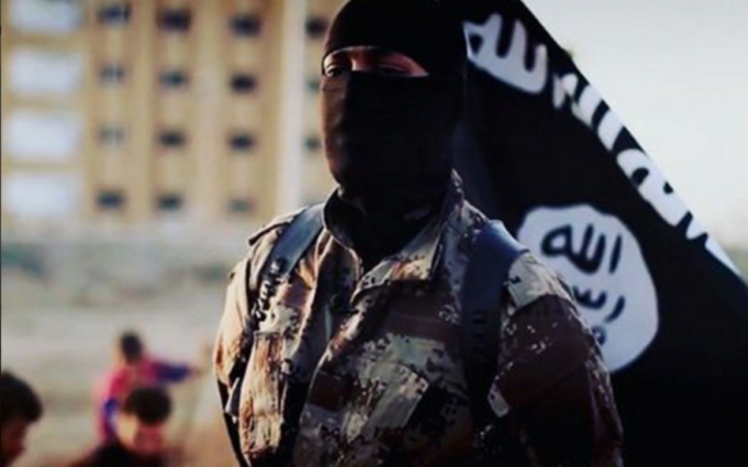 Жестокие кадры: террорист "ИГИЛ" закрыл себя ребенком. Видео