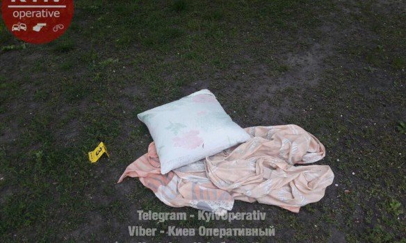 Киев: Мужчина вынес на улицу труп женщины с перерезанным горлом