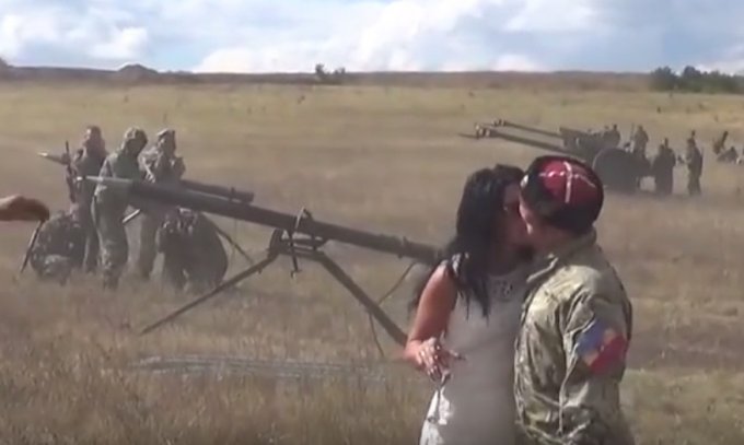 Свадебный поцелуй ополченцев под залп тяжелой артиллерии. Видео
