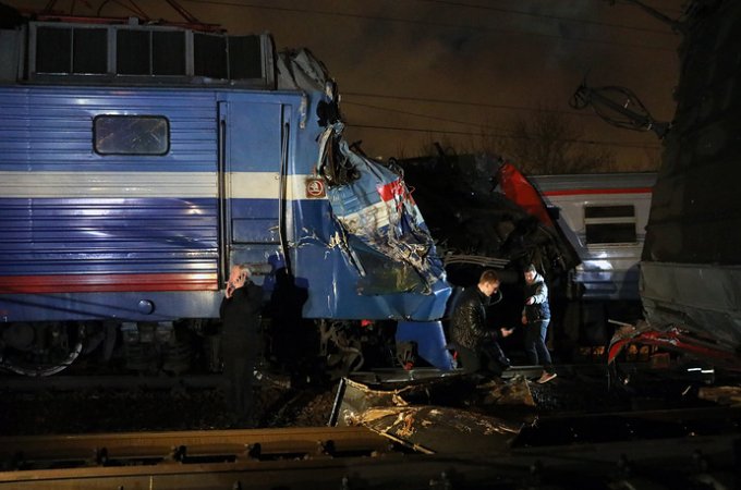 В Москве пассажирский поезд столкнулся с электричкой: есть пострадавшие