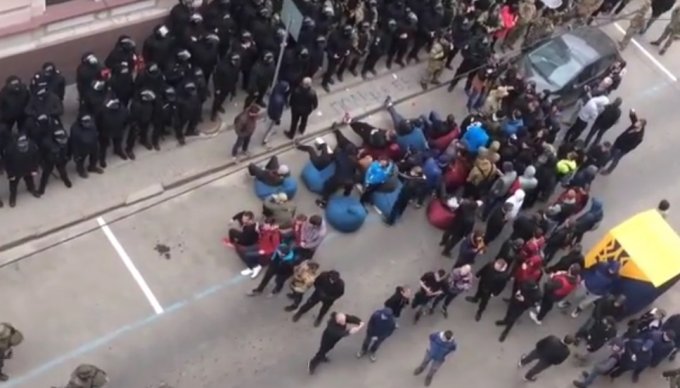 Потасовка активистов с полицейскими около "Сбербанка" в Харькове. Видео
