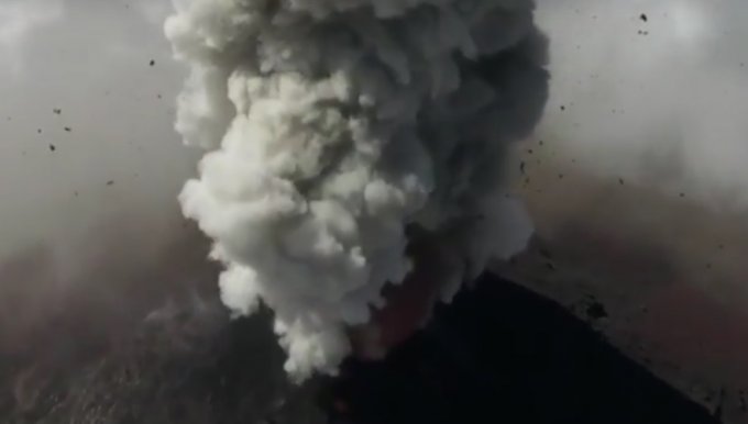Завораживающие кадры извержения вулкана в Гватемале. Видео