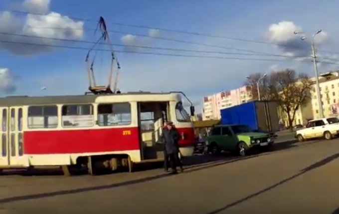 Дрифтующий трамвай в центре Харькова. Видео