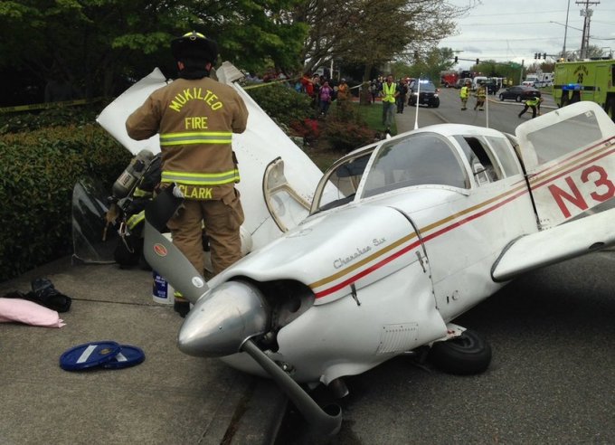 Люди чудом выжили: в Вашингтоне самолет упал на трассу и взорвался. Видео