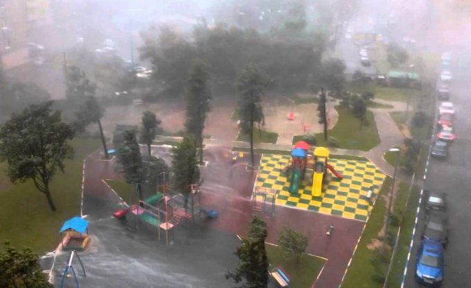 Кромешный ад: кадры разрушительного урагана в Москве. Видео