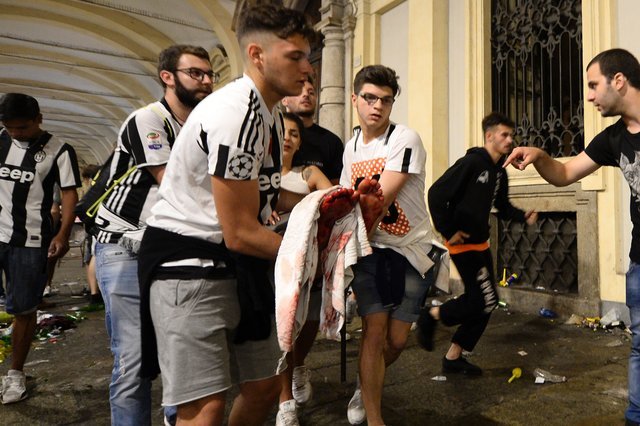 В Турине в давке болельщиков пострадало более тысячи человек. Видео